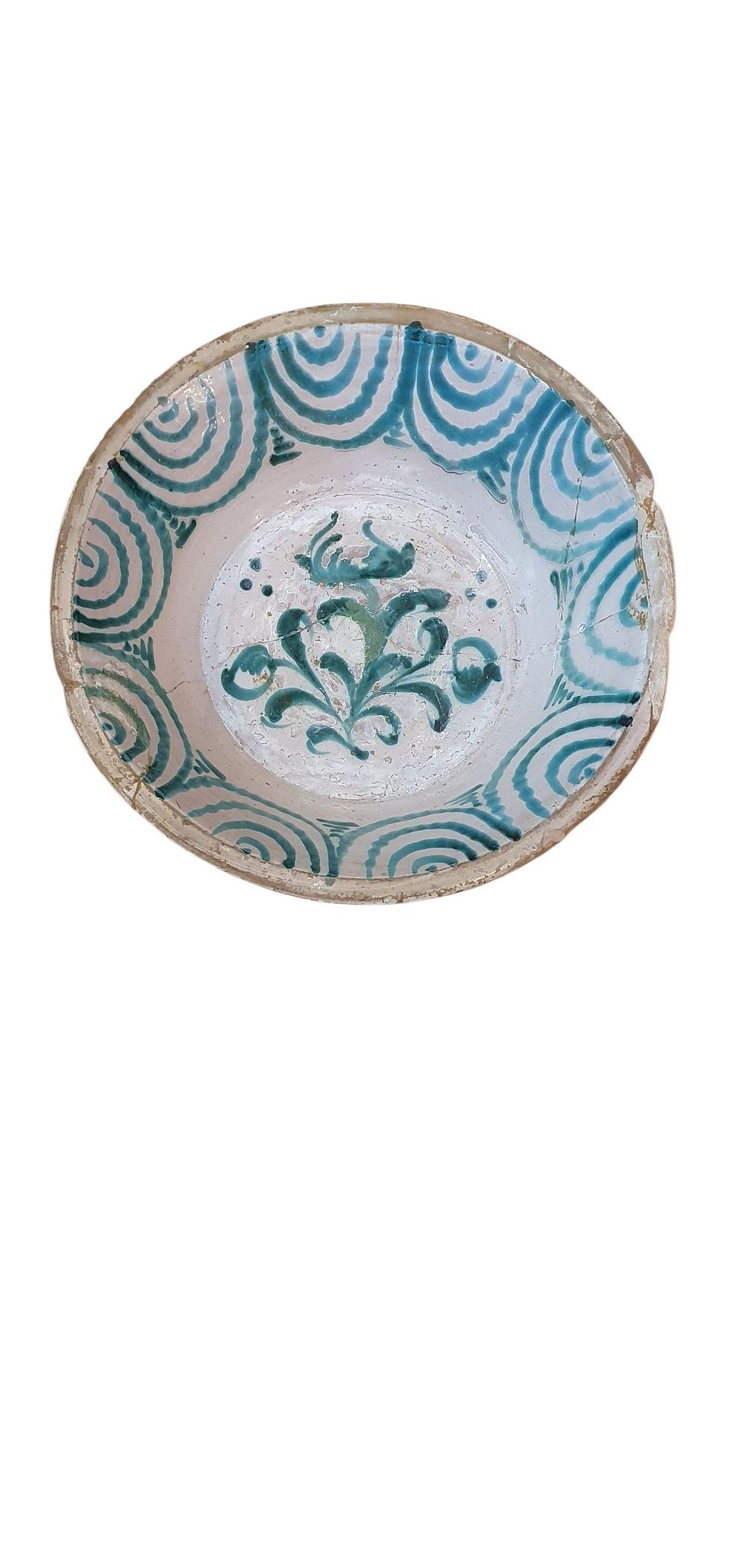Lebrillo, S. XIX - XX. Cerámica de Fajalauza - Granada, vidriada o esmaltada en blanco y verde representando ondas en los bordes y una flor de lis con ramilletes en el centro., lote 62