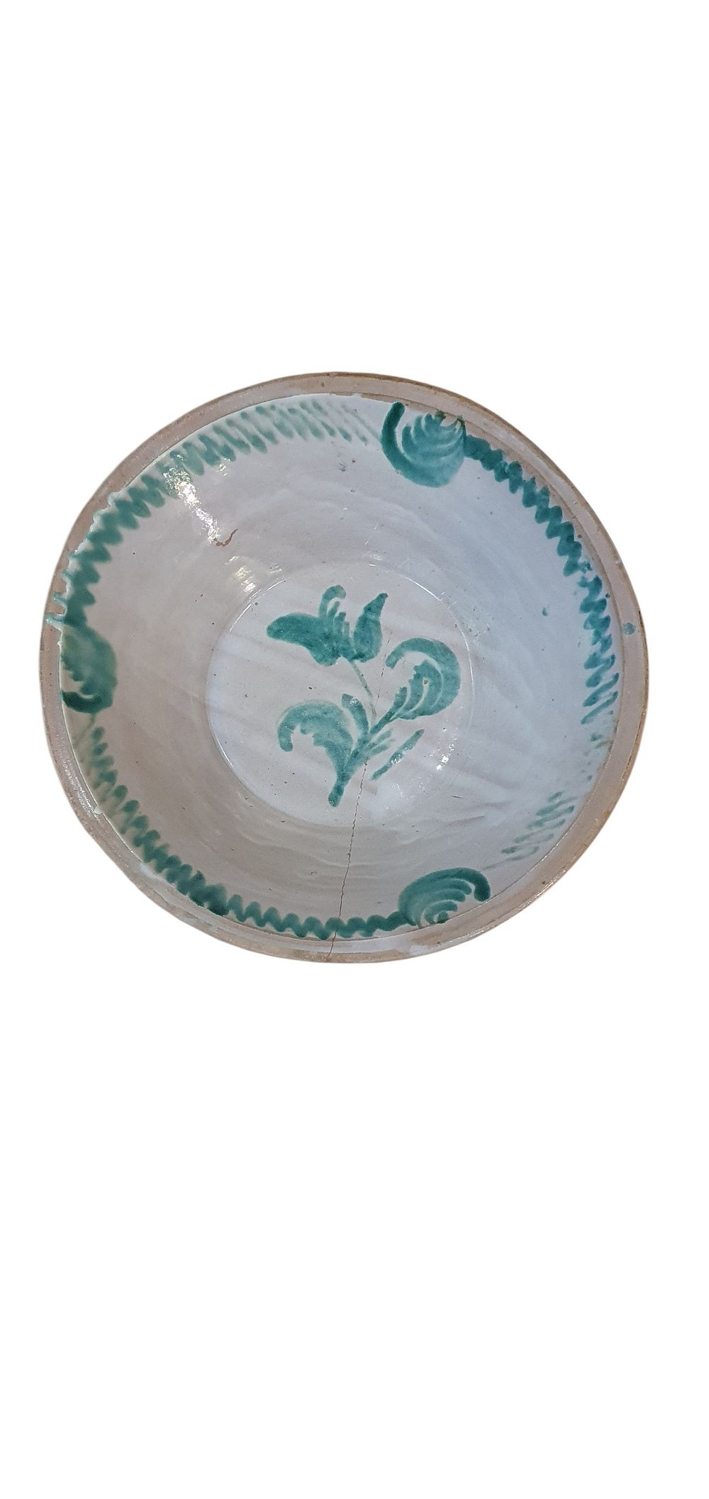 Lebrillo, S. XX. Cerámica de Fajalauza - Granada, vidriada o esmaltada en verde y blanco representando una flor de lis y cenefas en el borde., lote 63