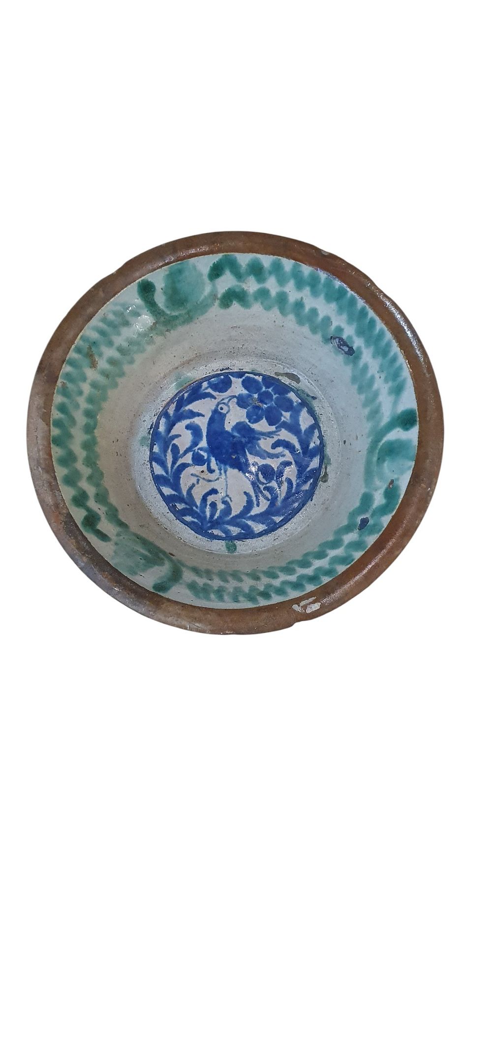 Lebrillo, S. XIX - XX. Cerámica de Fajalauza - Granada, vidriada o esmaltada en verde y blanco con dos cenefas en verde con ondulaciones. El culo es una restauración del S., lote 64