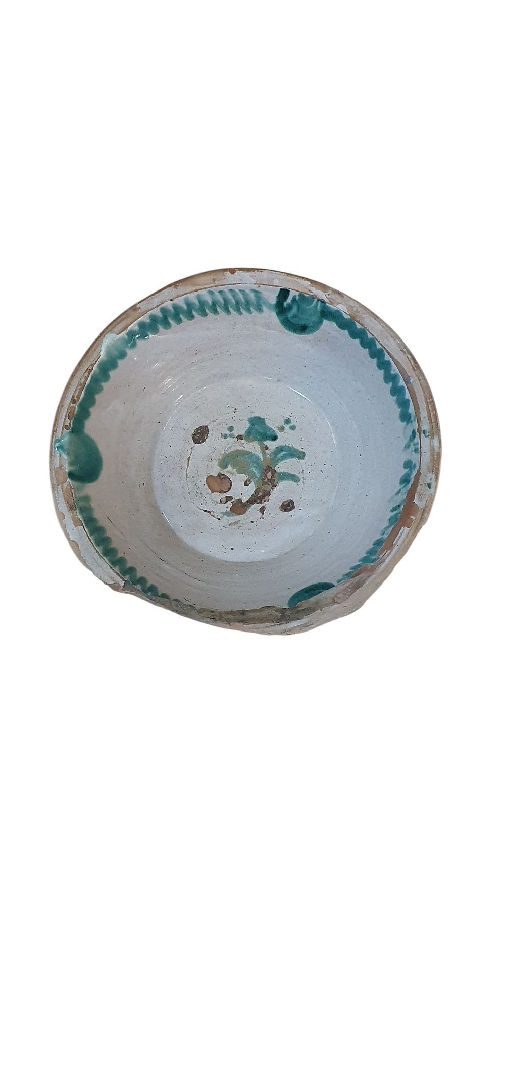 Lebrillo, S. XX. Cerámica de Fajalauza - Granada, vidriada o esmaltada en verde y blanco con una cenefa y una flor de lis., lote 65