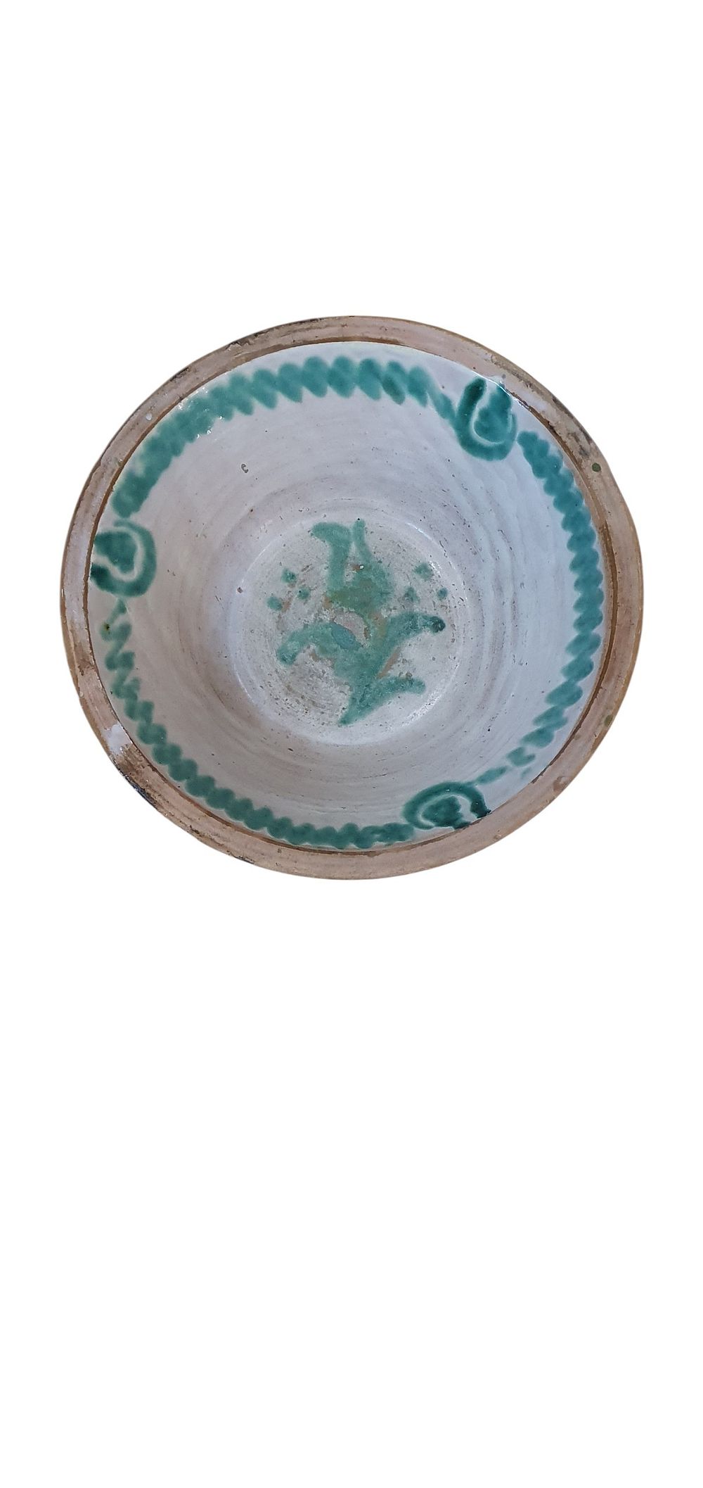 Lebrillo, S. XX. Cerámica de Fajalauza - Granada, vidriada o esmaltada en verde y blanco con una cenefa y una flor de lis., lote 66
