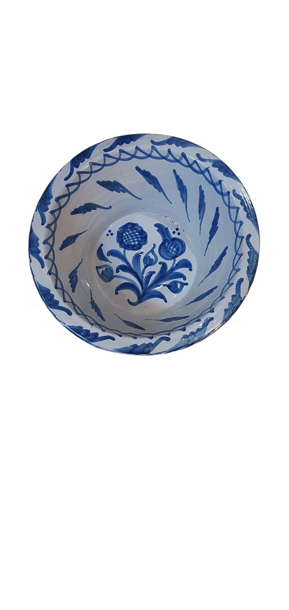 Lebrillo. Cerámica de Fajalauza - Granada, vidriada o esmaltada en azul y blanco representando un ramo con  un girasol, una granada y tres capullos, y líneas geométricas en los bordes, lote 67