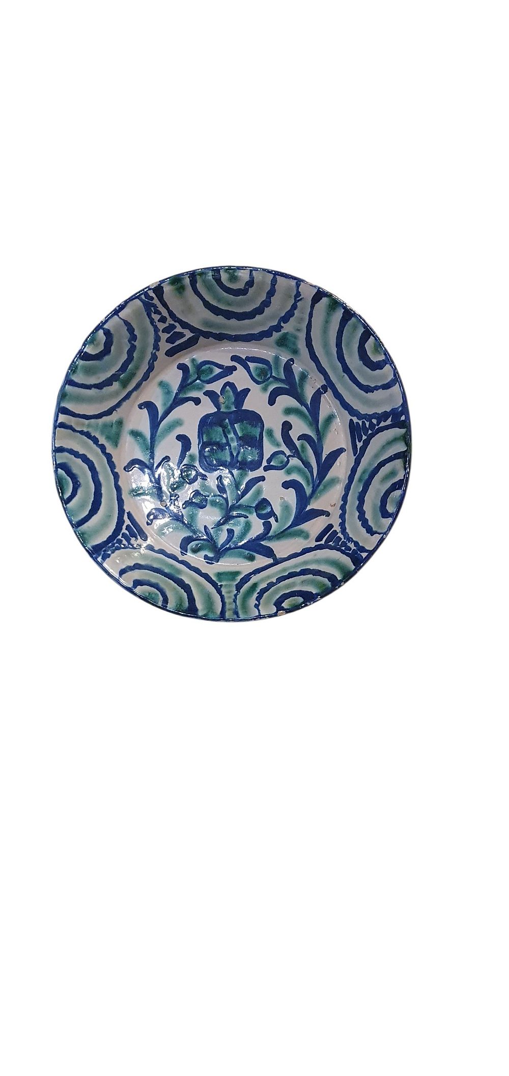 Fuente o lebrillo, S. XIX - XX. Cerámica de Fajalauza - Granada, vidriado o esmaltado en blanco, verde y azul representando una granada rodeada de motivos florales y una cenefa de ondas., lote 69