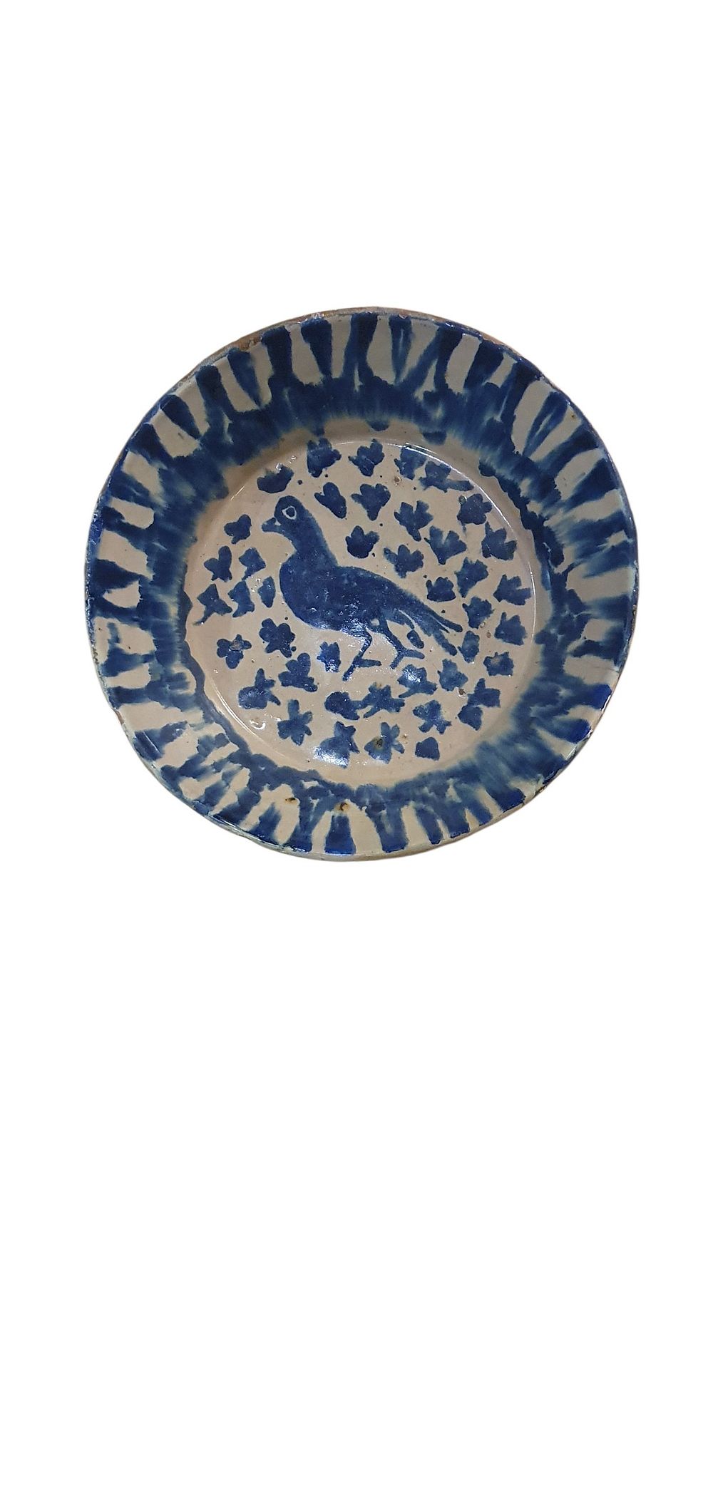 Fuente o lebrillo, S. XIX. Cerámica de Fajalauza - Granada, vidriado o esmaltado en blanco y azul representando un pájaro y figuras geométricas en el borde., lote 70