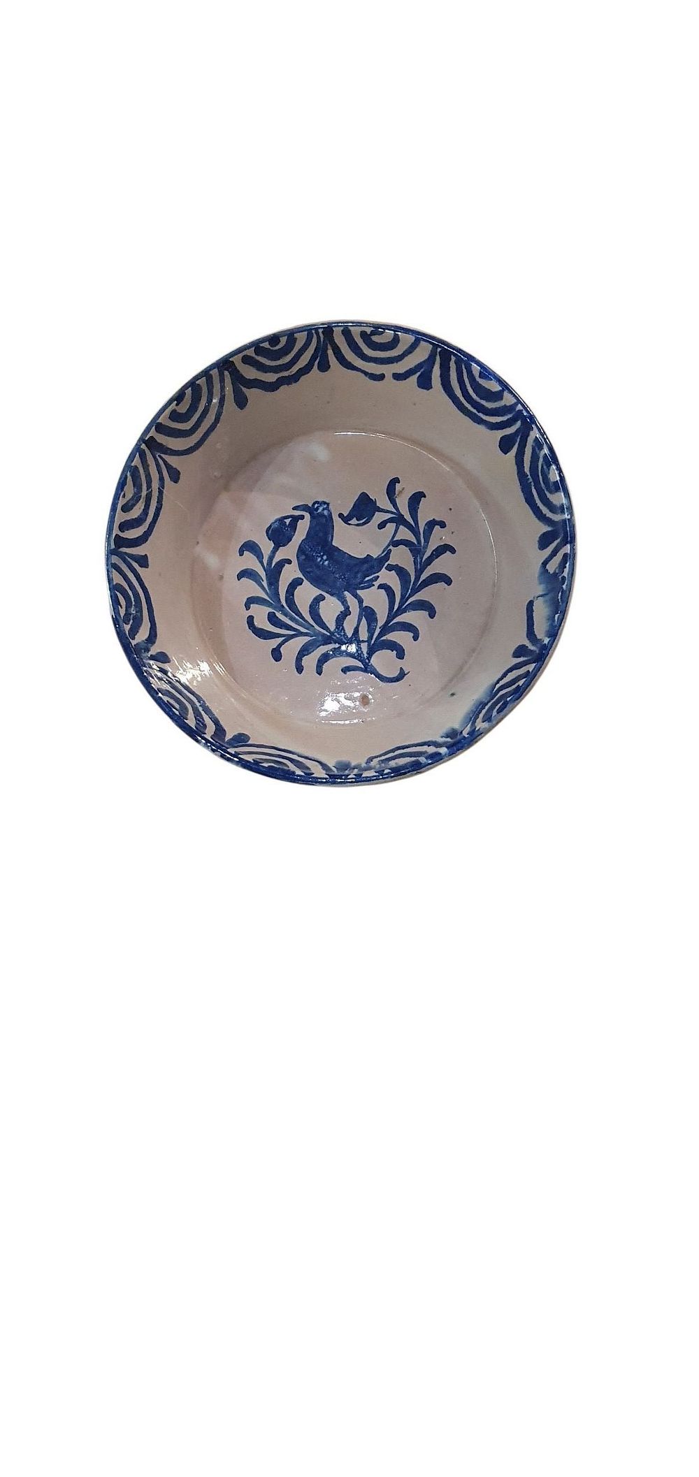 Fuente o lebrillo, XX. Cerámica de Fajalauza - Granada, vidriado o esmaltado en blanco y azul representando un pájaro sobre un ramillete de capullos y ondas en los bordes., lote 71