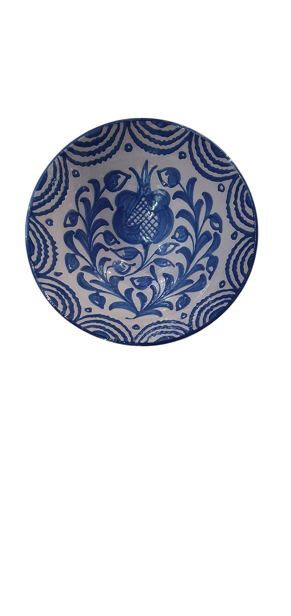Fuente ovalada o culo mono. Cerámica de Fajalauza - Granada, vidriado o esmaltado en blanco y azul representando una granada rodeada de ramilletes de capullos y una cenefa de ondas., lote 72