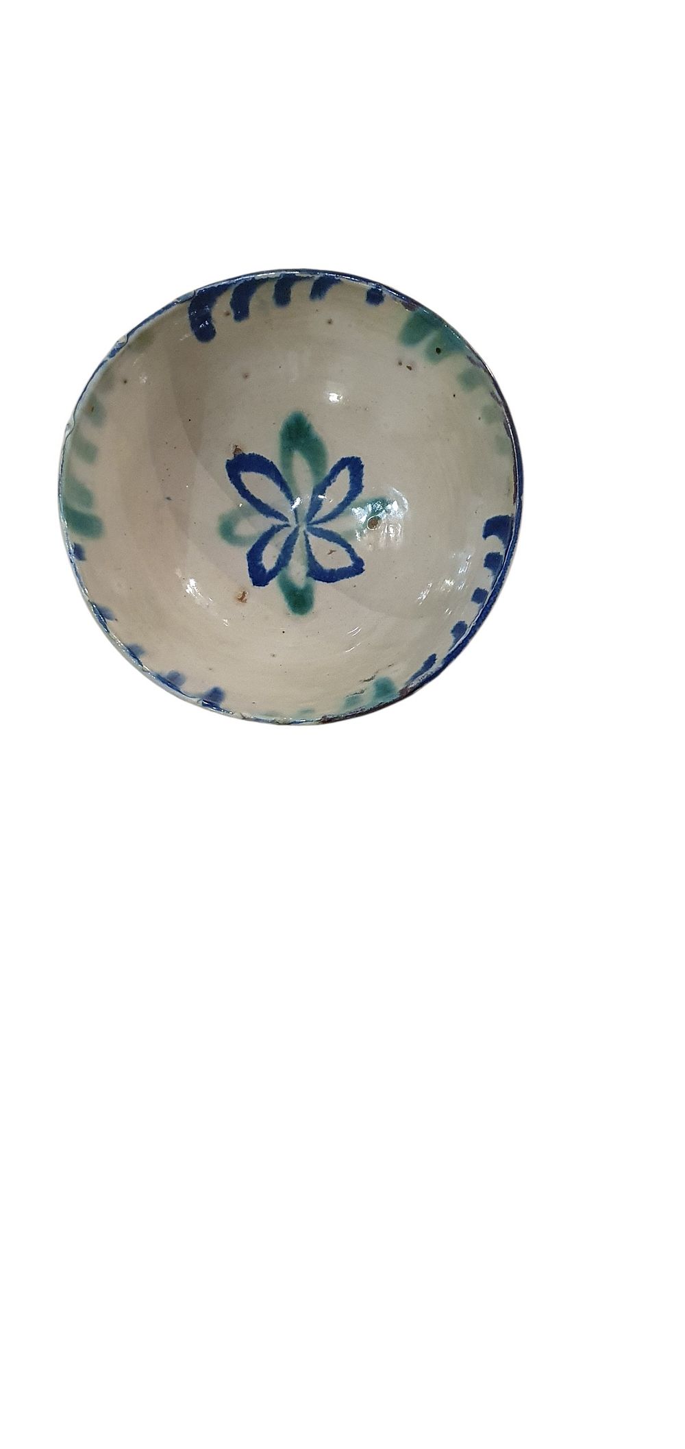 Fuente ovalada o culo mono, años 30 - 40. Cerámica de Fajalauza - Granada, vidriado o esmaltado en blanco, verde y azul representando una flor central., lote 73