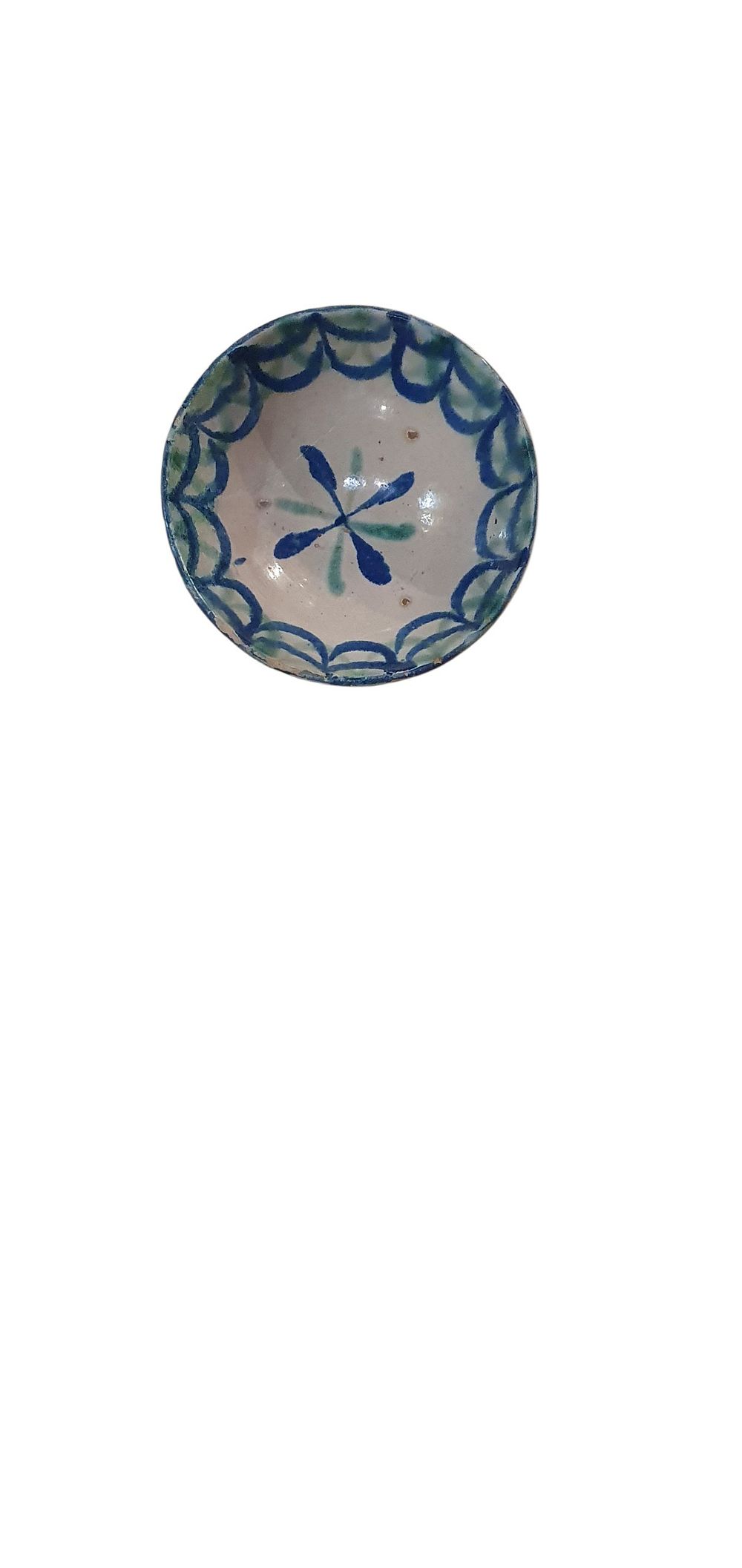 Fuente ovalada o culo mono, S. XIX. Cerámica de Fajalauza - Granada, vidriado o esmaltado en blanco, verde y azul representando una flor y ondas en los bordes., lote 75