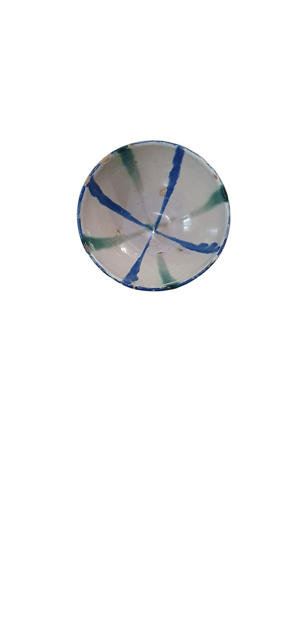 Fuente ovalada o culo mono, S. XX. Cerámica de Fajalauza - Granada, vidriado o esmaltado en blanco, verde y azul en forma de líneas., lote 76