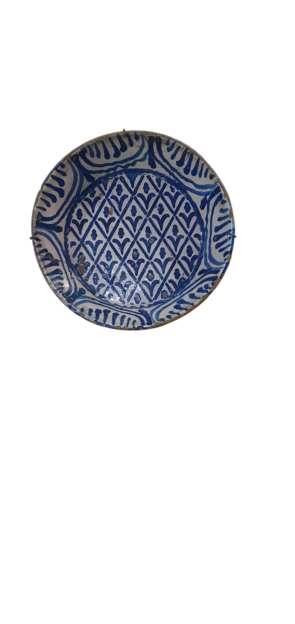 Fuente o lebrillo, S. XIX. Cerámica de Fajalauza - Granada, vidriado o esmaltado en blanco y azul representando un patrón geométrico con claveles y ondas en los bordes., lote 78