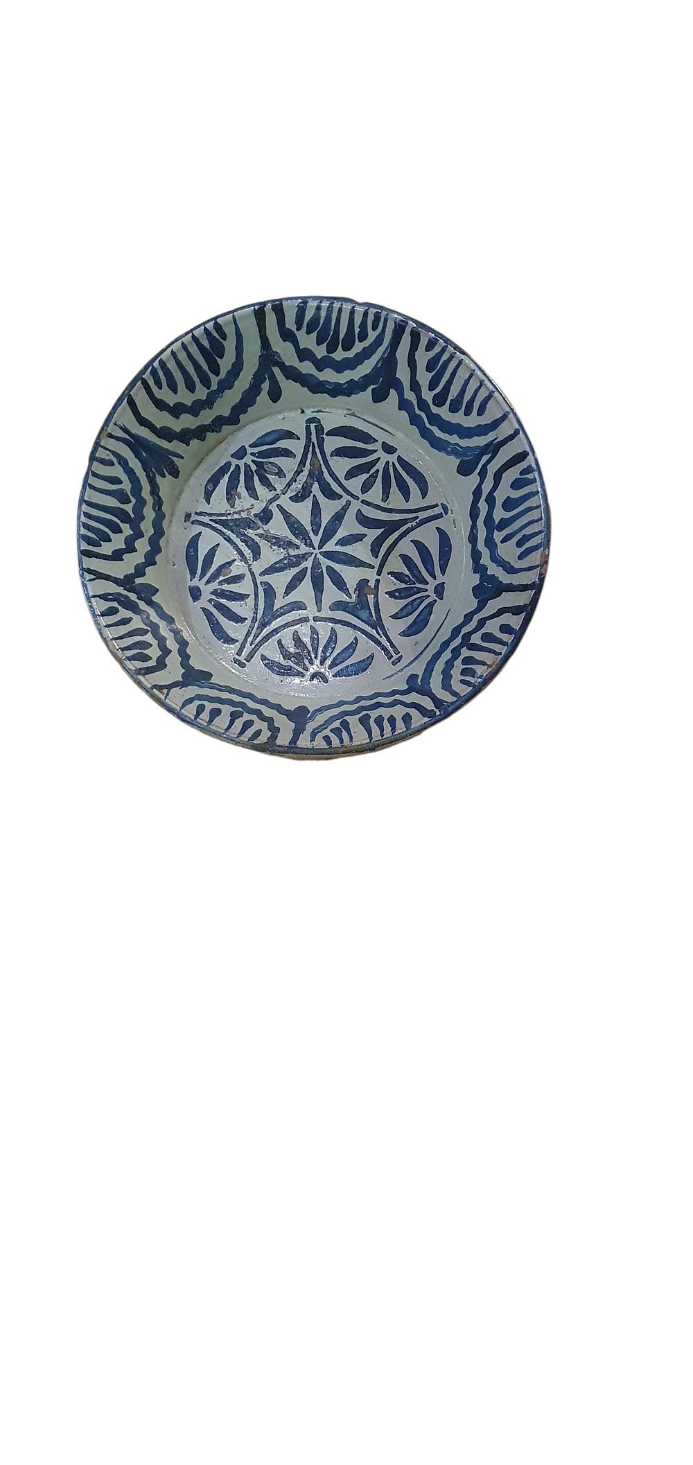 Fuente o lebrillo, S. XIX. Cerámica de Fajalauza - Granada, vidriado o esmaltado en gris plomo y azul representando una estrella y ondas en los bordes., lote 79