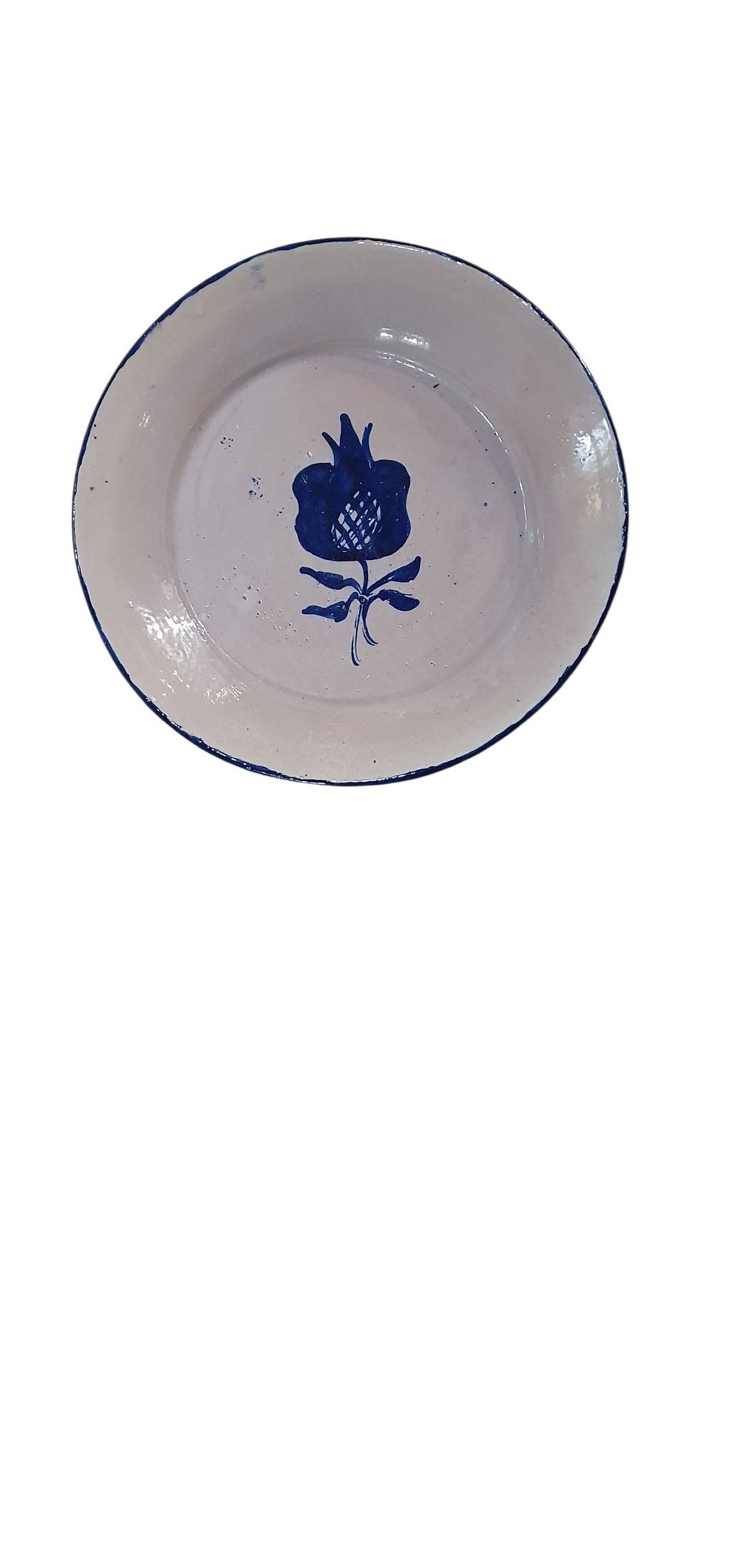 Plato con forma de braserillo, años 30. Cerámica de Fajalauza - Granada, vidriado o esmaltado en blanco y azul representando una granada en el centro y el borde pintado en una línea., lote 80
