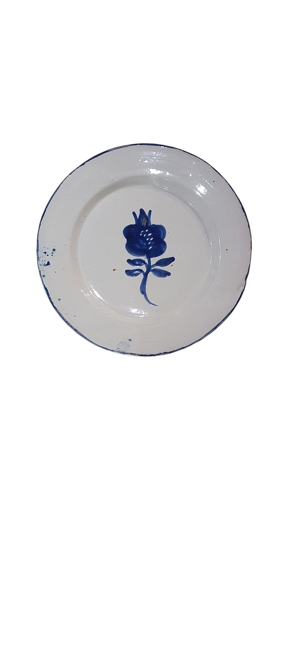 Plato con forma de braserillo, años 30. Cerámica de Fajalauza - Granada, vidriado o esmaltado en blanco y azul representando una granada en el centro y el borde pintado en una línea., lote 81