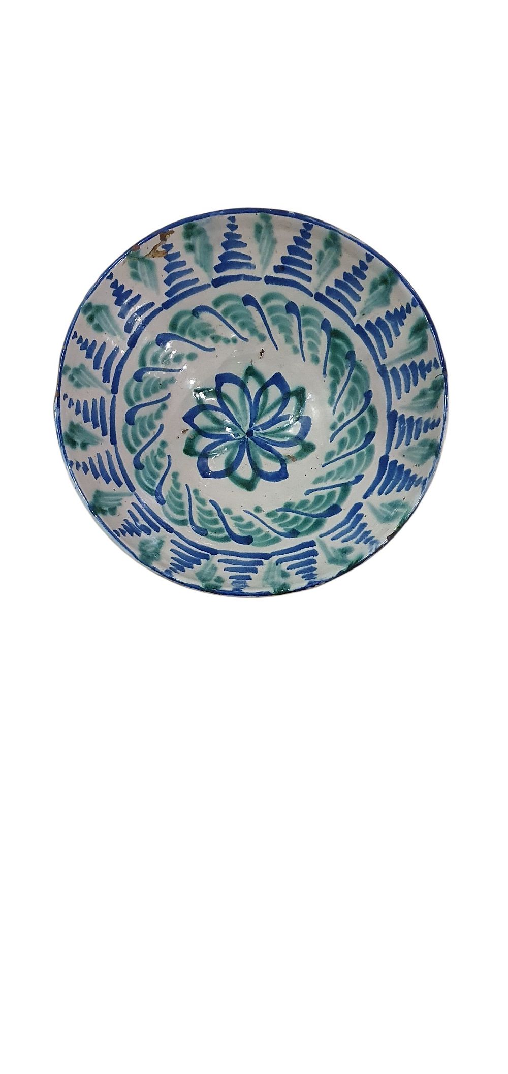 Fuente ovalada o culo mono, años 50. Cerámica de Fajalauza - Granada, vidriado o esmaltado en blanco, verde y azul representando una flor central con motivos geométricos alrededor., lote 90