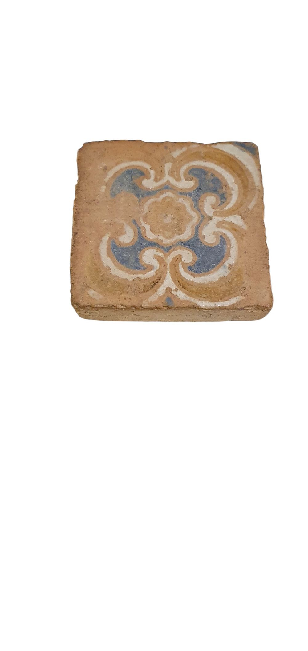 Olambrilla o azulejo, S. XVI. Cerámica de Granada en arista, vidriado o esmaltado en azul y blanco., lote 94