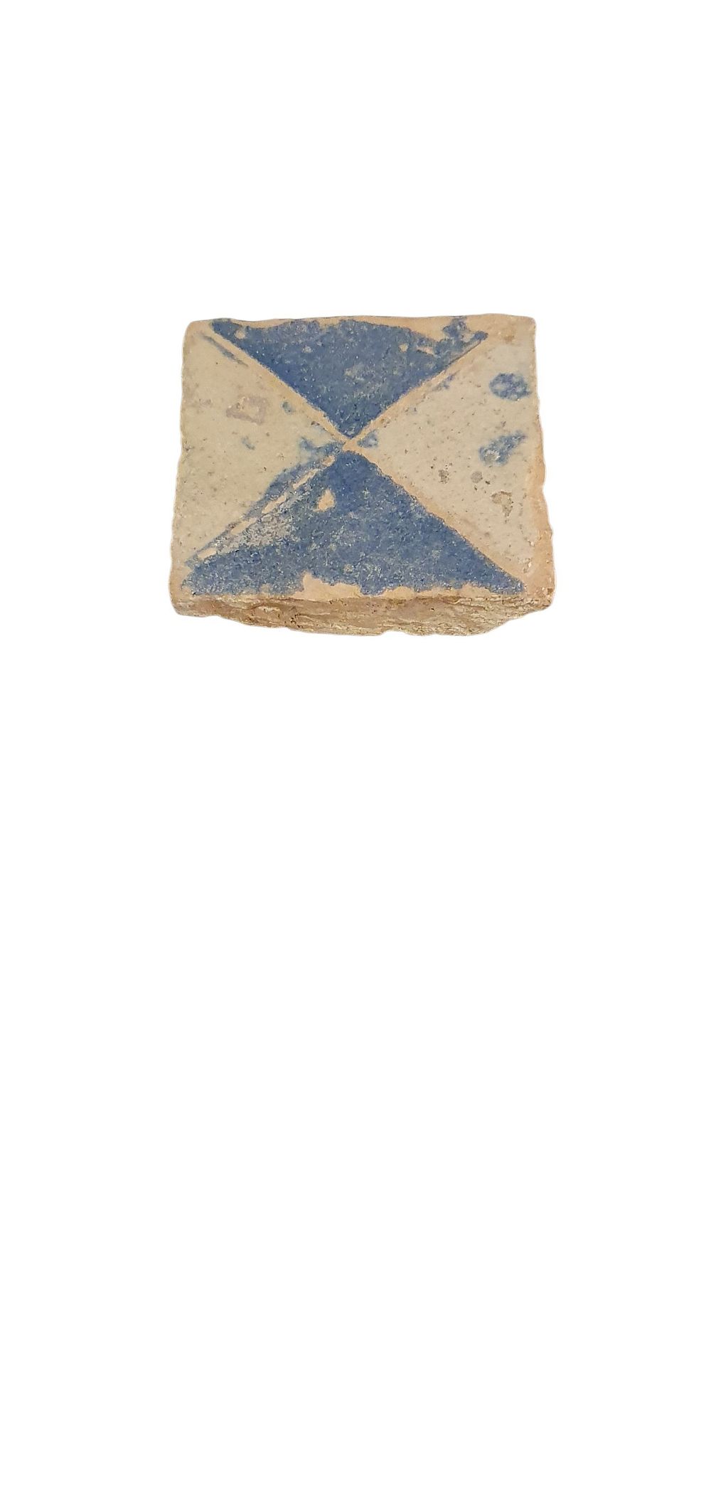 Olambrilla o azulejo, S. XVI. Cerámica de Granada en arista, vidriado o esmaltado en azul y blanco representando triángulos., lote 95