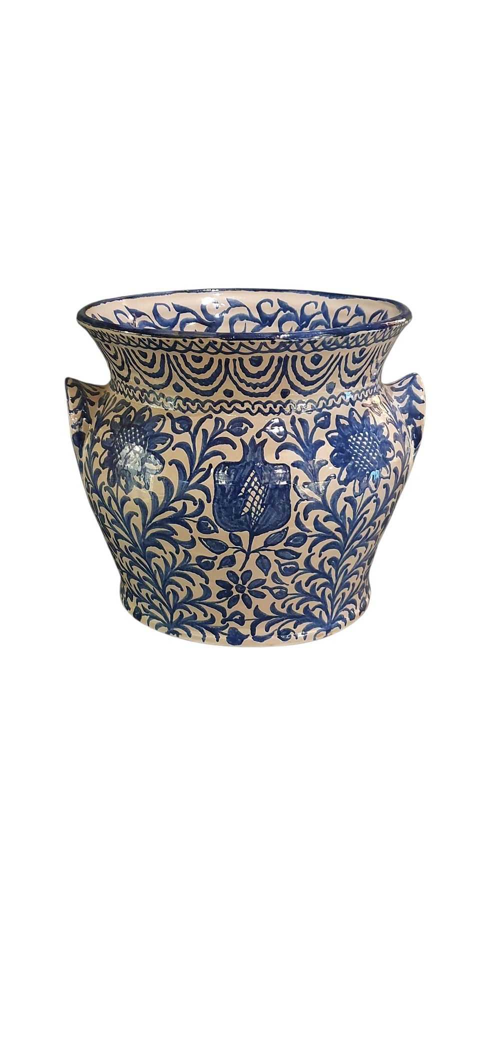 Bazín, años 90. Cerámica de Fajalauza - Granada, vidriada o esmaltada en azul y blanco representando granadas, girasoles y ramas de capullos y un águila bicéfala con el escudo de Castilla y León., lote 102