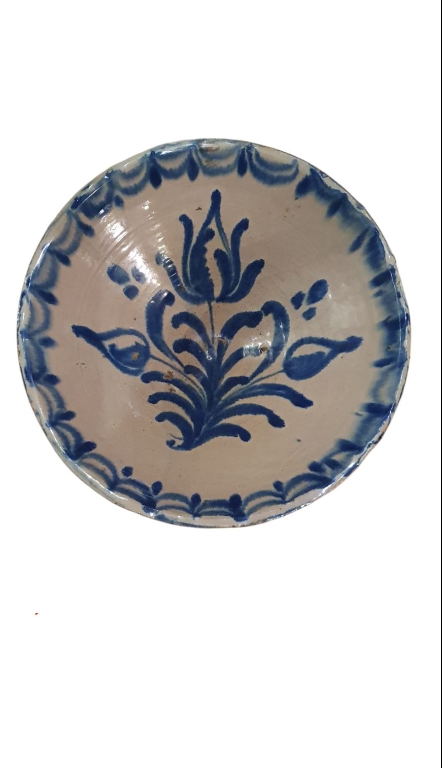 Fuente ovalada o culo mono, S. XIX. Cerámica de Fajalauza - Granada de filo vuelto, vidriada o esmaltada en blanco y azul con tres flores de lis en el centro y guirnaldas en el borde., lote 107