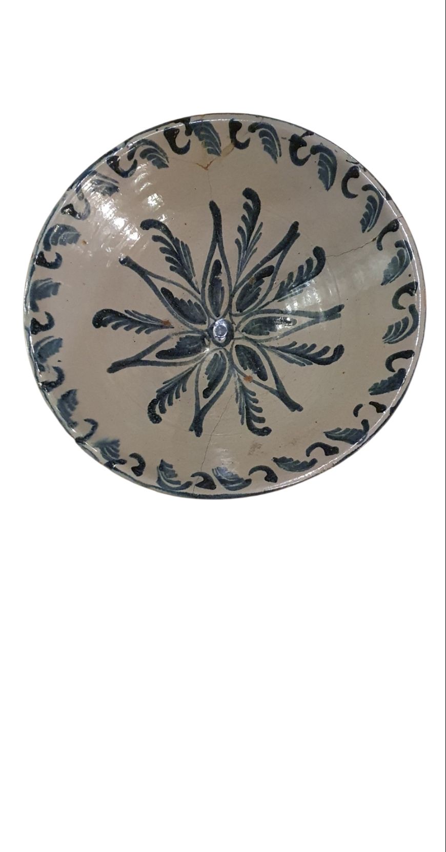 Fuente ovalada o culo mono, S. XVIII. Cerámica de Fajalauza - Granada, vidriada o esmaltada en gris plomo y azul con una flor en el centro y tema floral en el borde., lote 108