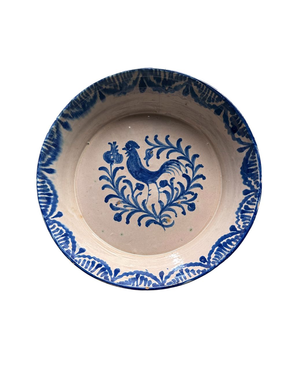 Fuente o lebrillo , S.  XX . Representa un gallo , azucena y un capullo ., lote 111