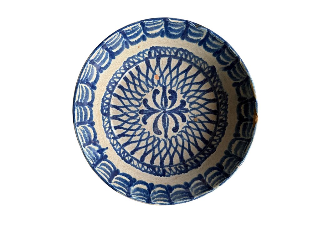 Fuente o lebrillo , S.XIX . Cerámica vidridada esmaltada en blanco y azul , flor de lis y motivos ciculares ..Fajalauza  - Granada., lote 122