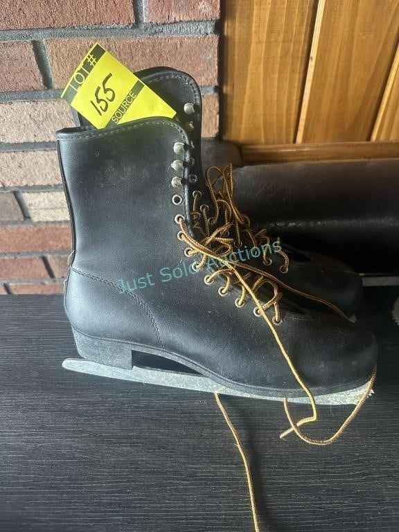 Lot 155: Size 8 Ice Skates