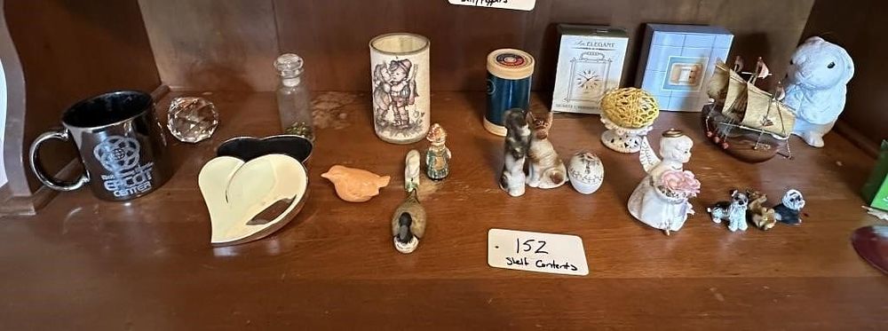 Lot 152: Shelf of Figurines