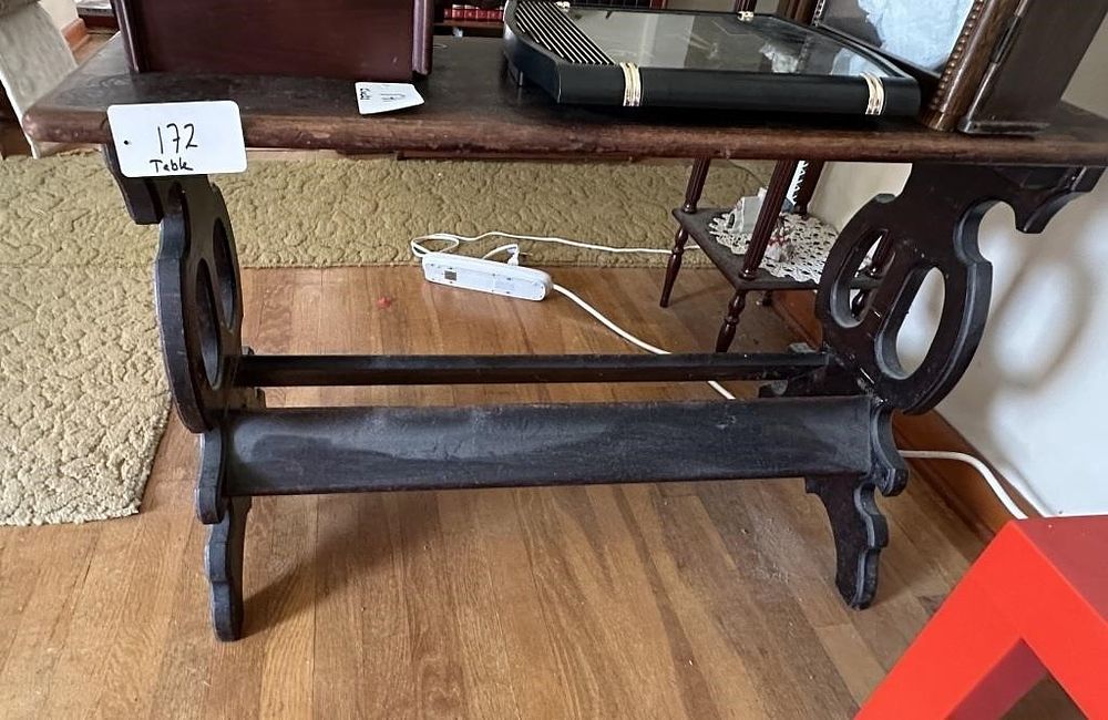 Lot 172: Console Table, no contents