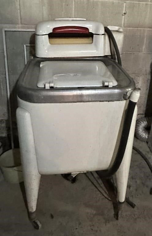 Lot 211: Maytag Gyratator Washer Model E2L