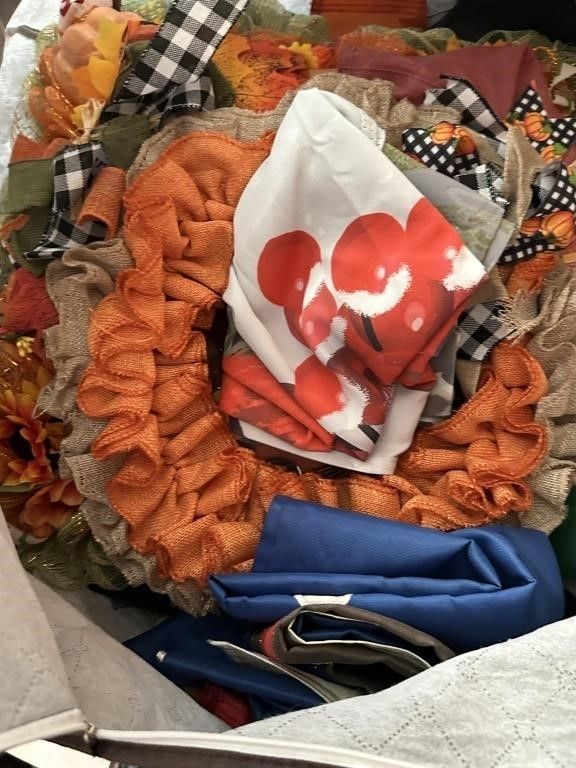 Lot 202: Mixed Holiday Decor Tote