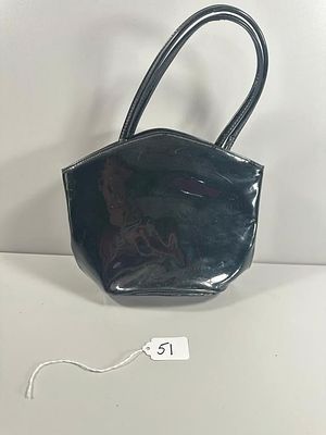 A Vintage Black Patent Leather Kiss-Lock Top-Handl. A vintage black top-handle handbag, likely 