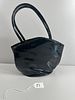 A Vintage Black Patent Leather Kiss-Lock Top-Handl. A vintage black top-handle handbag, likely Image - 1