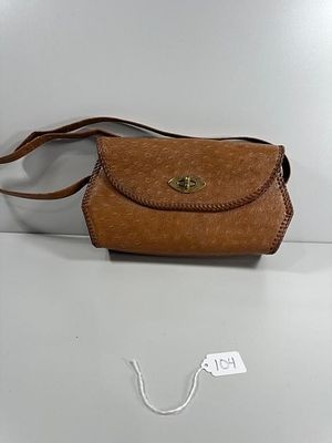 A Vintage Ostrich-Style Imitation Leather Shoulder. A vintage-style women's shoulder bag or 