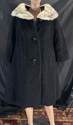 Vintage ILGWU Made Ladies Wool Coat. Faux Fur Collar