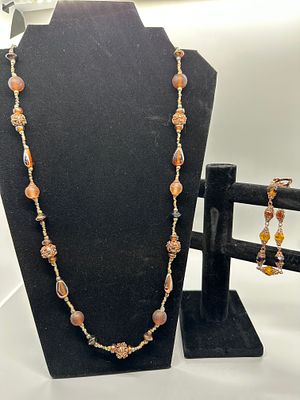 A Beaded Necklace and Matching Bracelet Set. A beaded necklace and matching bracelet set 