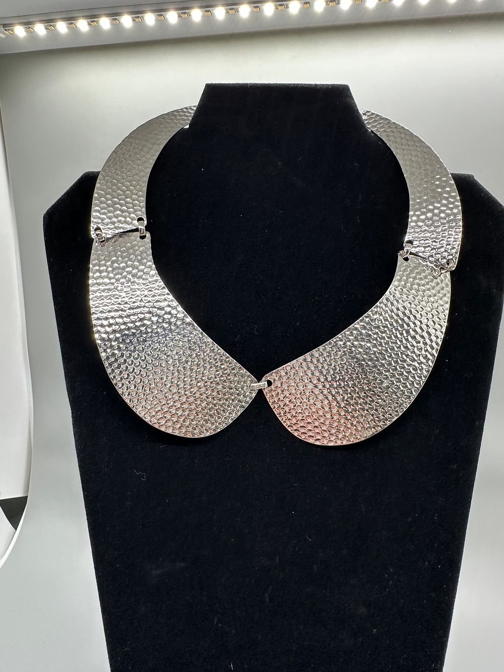 Hammered Silver Tone Articulated Collar Necklace. A silver-tone hammered metal collar necklace 