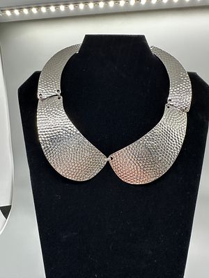 Hammered Silver Tone Articulated Collar Necklace. A silver-tone hammered metal collar necklace 