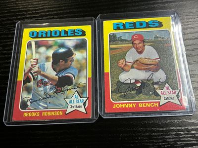 Two 1975 Topps Baseball Cards Featuring Brooks Robinson and Johnny Bench. Two 1975 Topps 