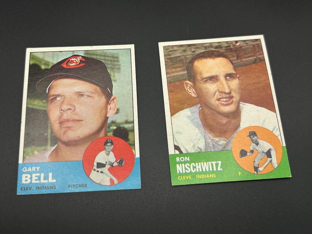 Lot 197: TWO 1963 TOPPS CLEVELAND INDIANS BASEBALL CARDS GARY BELL NO 129 AND RON NISCHWITZ NO 152