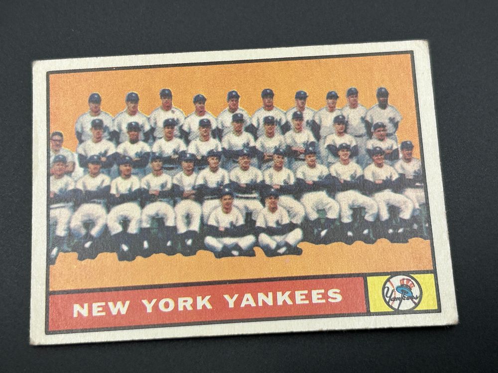 Lot 232: 1961 Topps New York Yankees Team Card #228