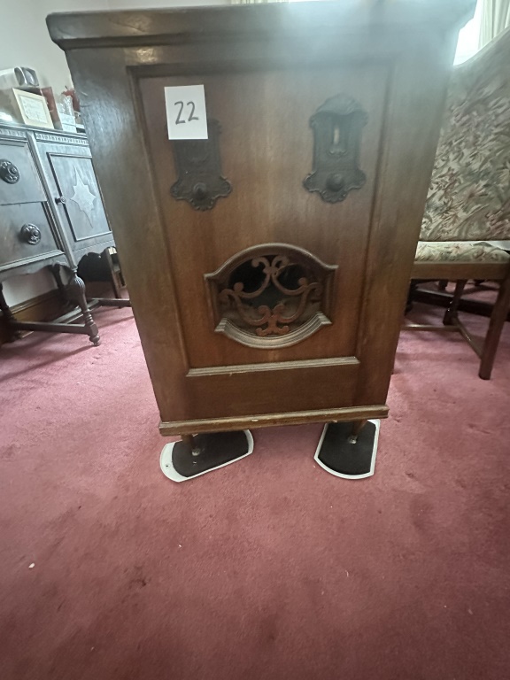 RCA Radiola 62 Radio Cabinet RCA Radiola 62 Super-Heterodyne radio in wood cabinet with double front doors and interior components