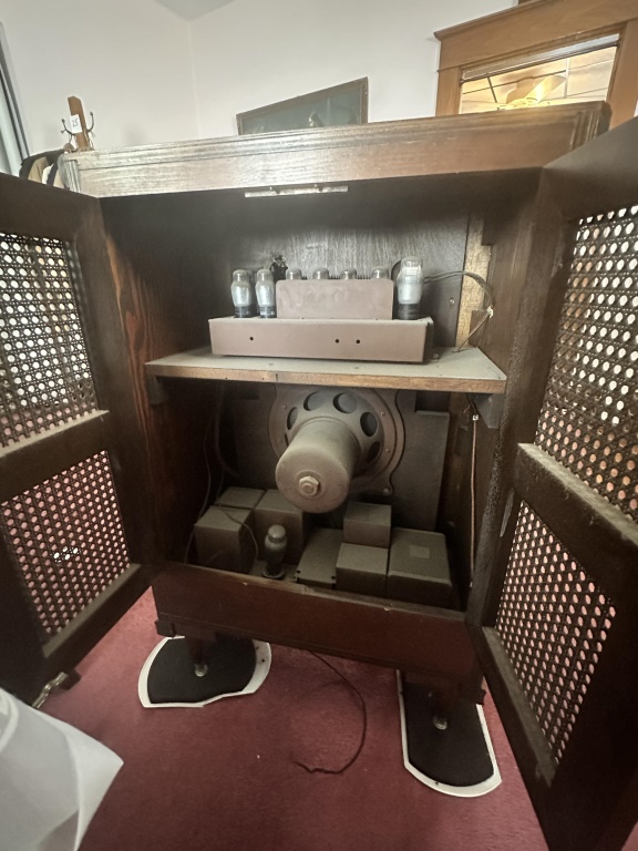 RCA Radiola 62 Radio Cabinet RCA Radiola 62 Super-Heterodyne radio in wood cabinet with double front doors and interior components