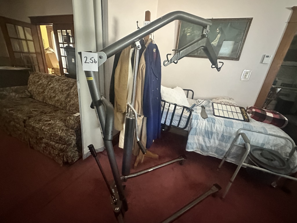 Drive Hydraulic Hoyer Patient Lift Drive brand manual hydraulic patient lift with rolling base and hanging arm. Appears to work. Buyer respo
