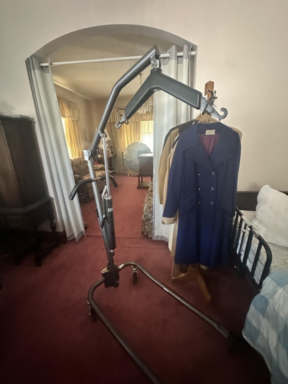 Drive Hydraulic Hoyer Patient Lift Drive brand manual hydraulic patient lift with rolling base and hanging arm. Appears to work. Buyer respo