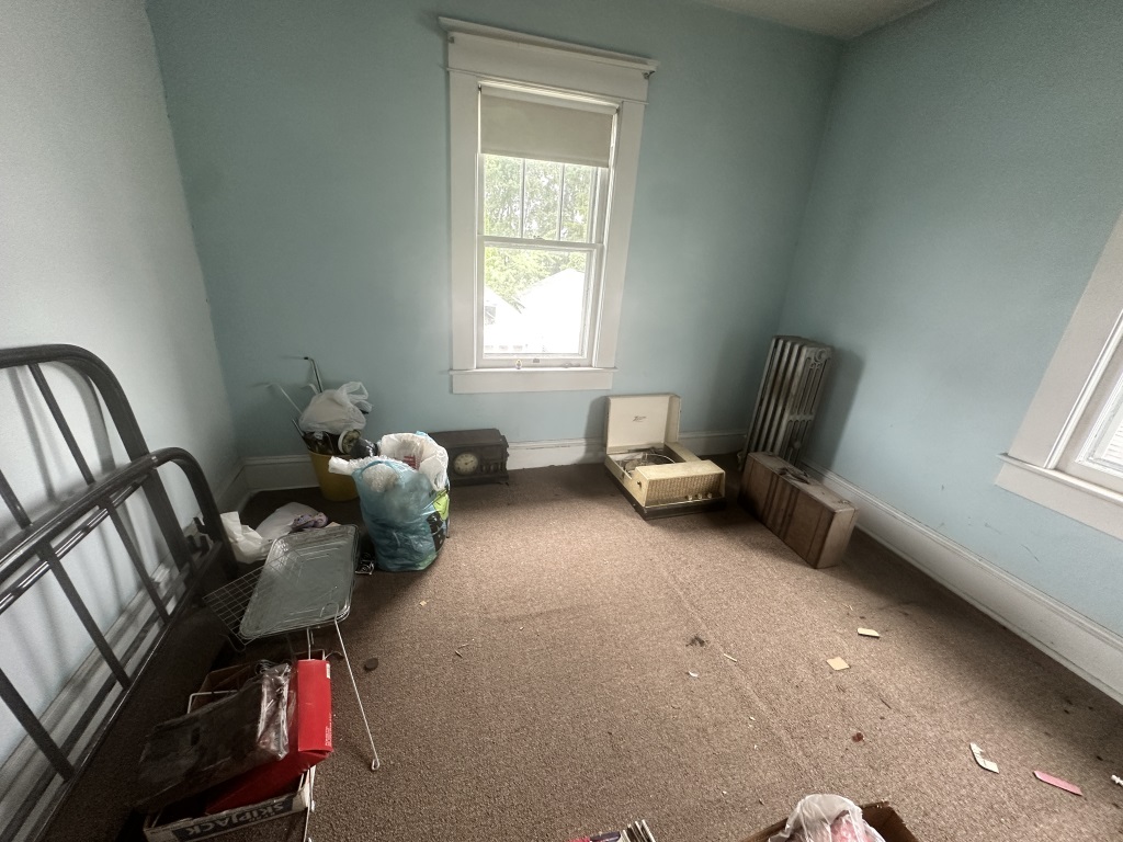 Picker’s Choice Room Lot With Zenith picker’s rights to room/area as marked, including Zenith stereophonic record player, mantel clock, smal