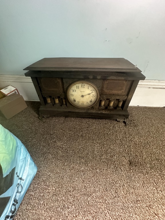 Picker’s Choice Room Lot With Zenith picker’s rights to room/area as marked, including Zenith stereophonic record player, mantel clock, smal