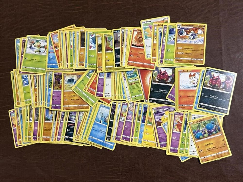 Lot 335: Pokémon Trading Card Lot 150+ Cards