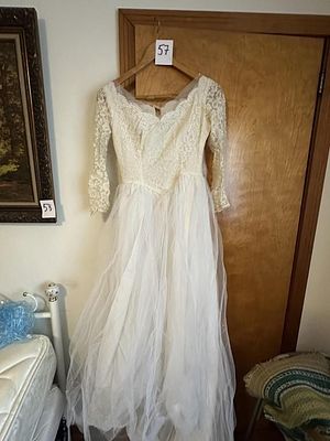 Vintage 1950s Lace & Tulle Wedding Dress. Mid-Century Modern bridal wedding gown. Features an 