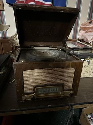 1946 Arvin Radio Phono Combo. 1946 Arvin model 558 tabletop vacuum tube AM radio and phonograph 