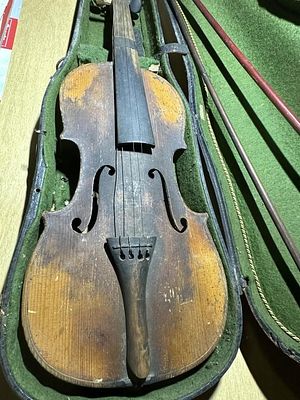 Antique German Violin & Bow Outfit. Full-size European acoustic violin fiddle instrument 